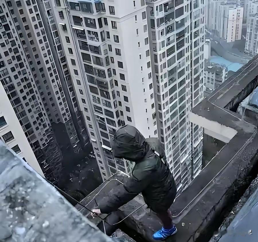 浙江宁波，24岁男子为了寻找女友，跑到其小区，从18楼顶楼天台，捡条尼龙绳绑身上