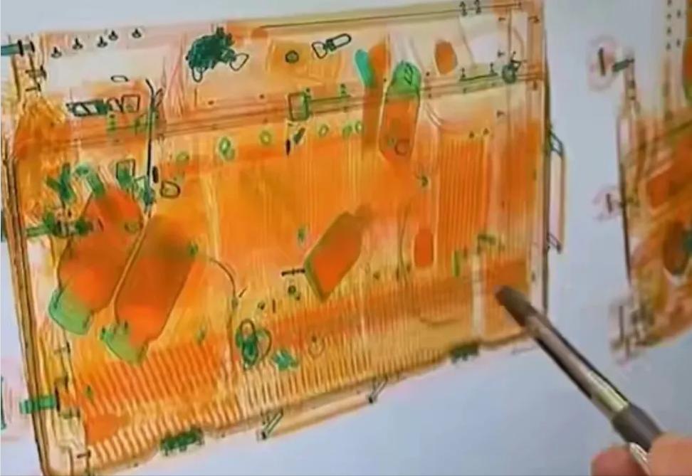 真能装！青岛胶州，机场海关发现一名进境旅客的行李箱，机检图像不对劲，开箱一看，