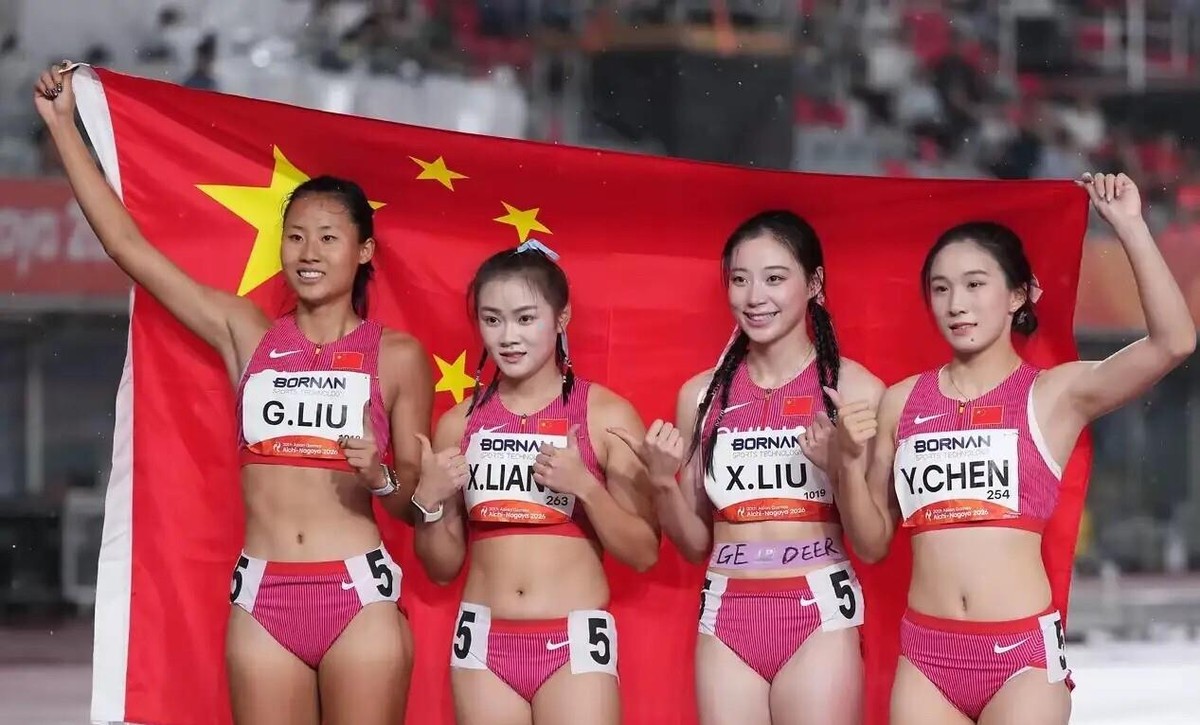 亚运女子接力夺冠合影里，刘峡君腹部那条印着GEDEER的肌贴，成了整场比赛最戳人的细节。四天前葛曼棋