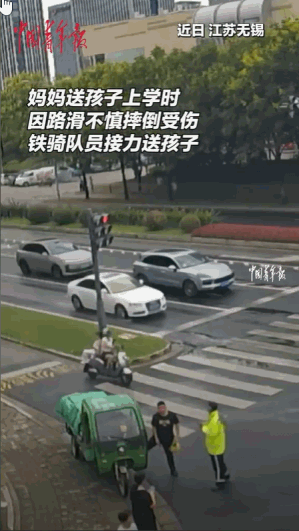 近日，江苏无锡，一妈妈骑车带宝贝儿去上学，因路滑两人不慎摔下了车，女孩发现妈妈腿