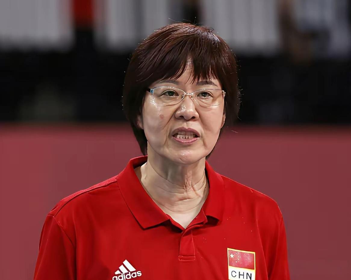 中国女排如果走出低谷，必须动大手术才有希望。中国女排时下只有一人能拯救女排，那