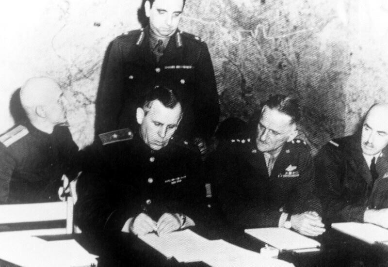 飞扬军事80年前的今天，1945年5月7日凌晨2点41分，德国在法国兰