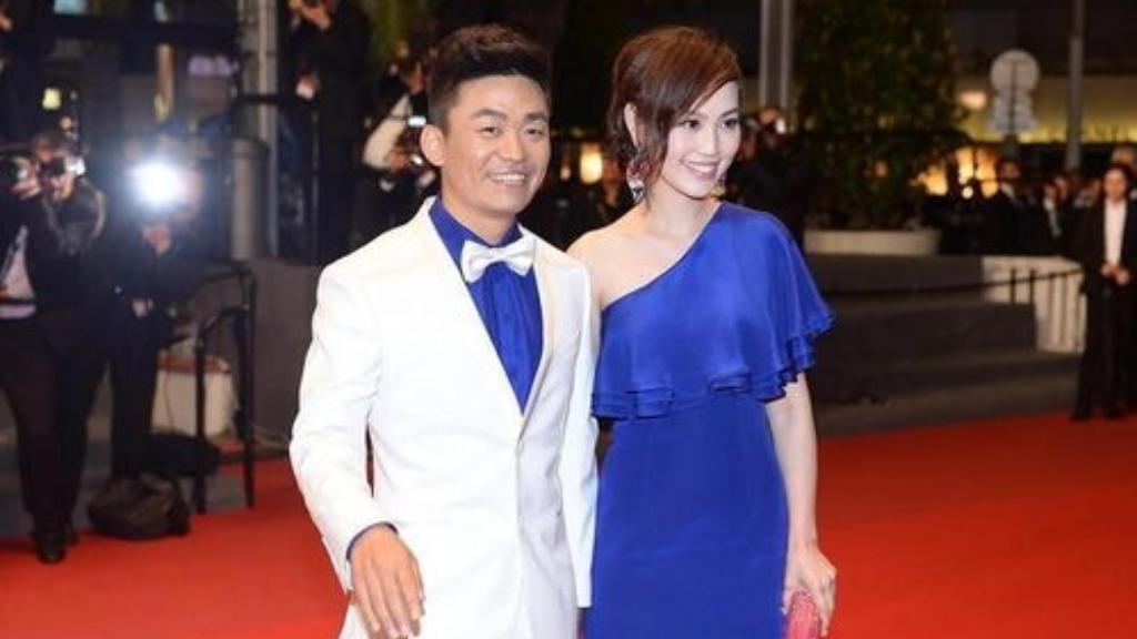你知道吗？王宝强携冯清出席青岛亲友婚礼的同框画面曝光后，两人相恋八年仍未领证的状