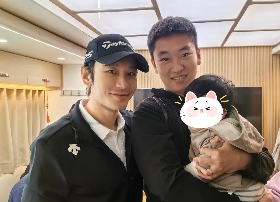 黄晓明引发热议！5月3日，黄晓明突然引发了热议，起因是他在社交平台晒出了妈妈和
