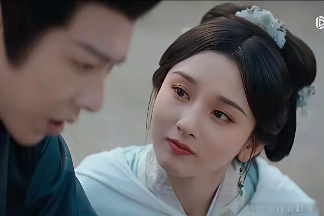 《折腰》第16集预告，小乔彻底迷上了魏劭，已经成了盯夫狂魔了！小乔想和魏劭一起出