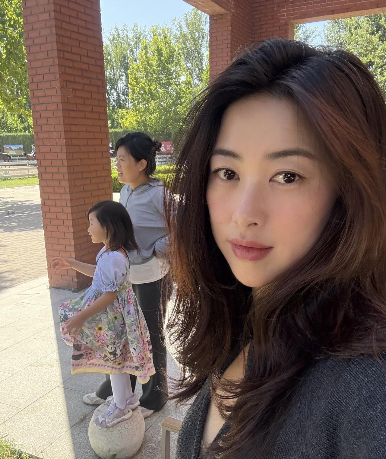 近日，朱珠晒周末带女儿看马场比赛，并透露：“晚餐是她做的菜，卖相一般，味道不错”