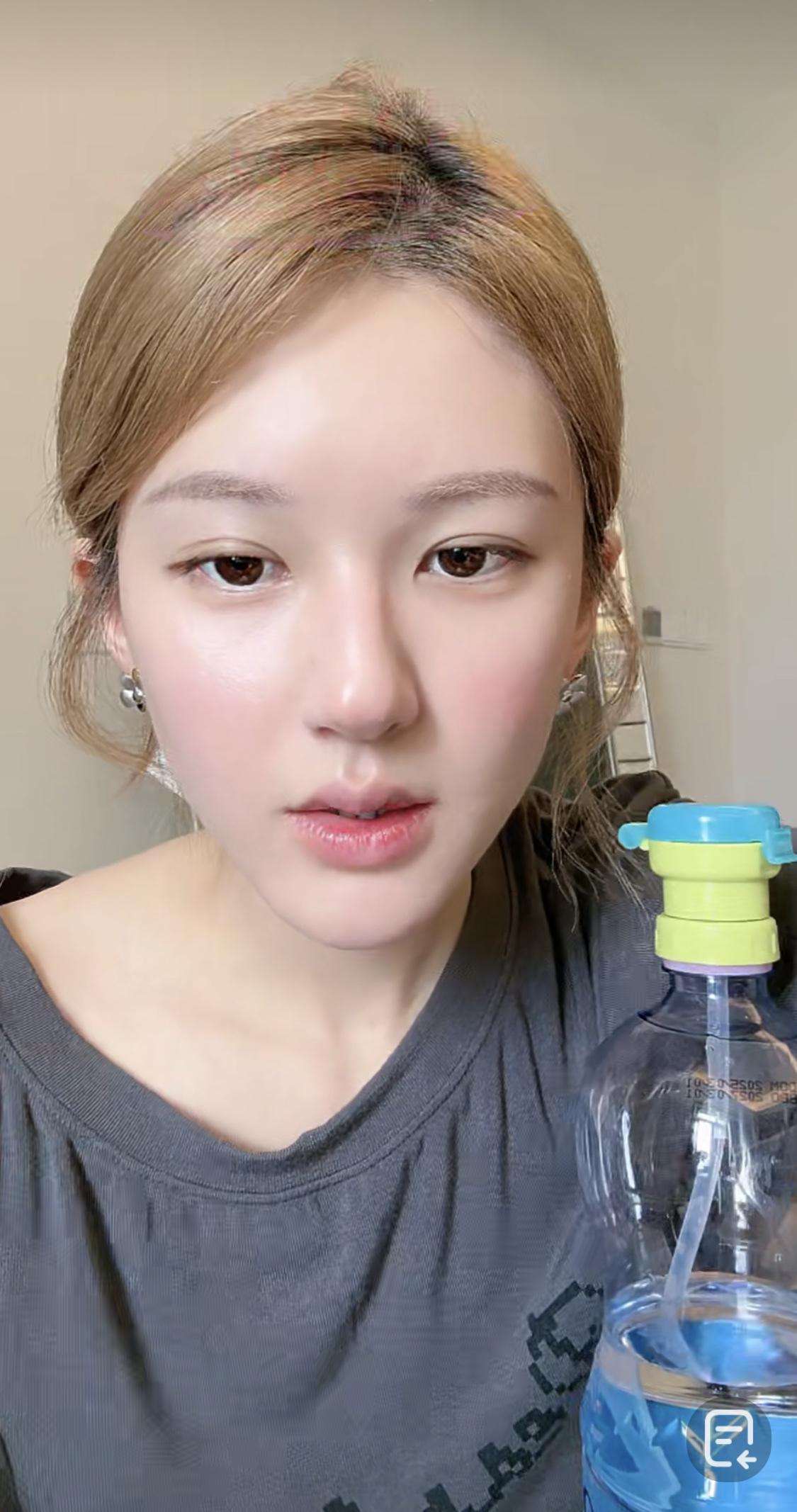 几年前，赵露思的粉丝就喊话银河酷娱放赵露思走，说银河酷娱配不上赵露思，快点解约。