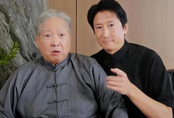 解约不稀奇，隔半年才公开，这才叫切割。10月13日，洪金宝让长子洪天明代发声