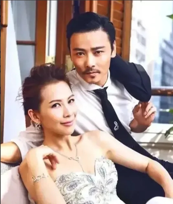 2008年，蔡少芬与张晋结婚，她提出不要去重庆办婚礼，婆婆不同意，表示自己辛苦养
