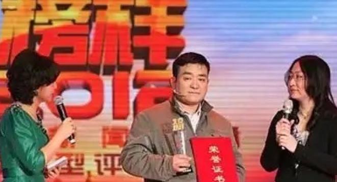 1997年，安微农民带妻儿在北京街头流浪，突然，一个衣衫褴褛的小孩凑近，从怀里捧