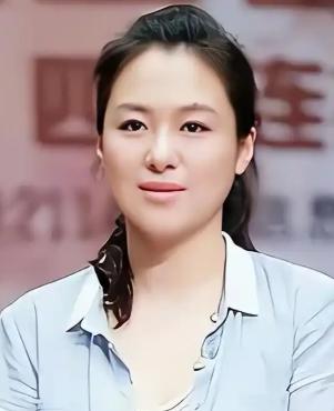 2008年《潜伏》开拍，沈傲君和孙红雷拍完吻戏后，她悄悄地对导演说：我给你100