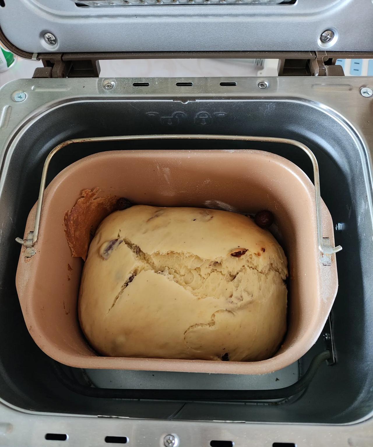 我怎么就做不好这个面包呢？一连几次了，每次做出来的面包都是这样，颜色发白，而且