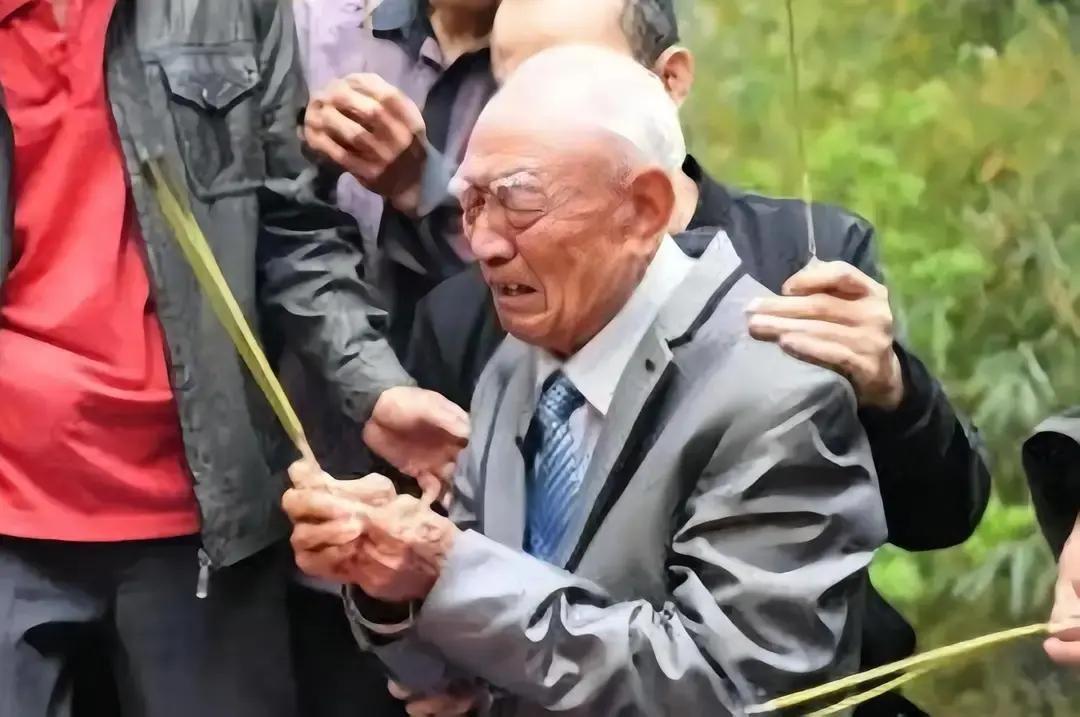 72岁台湾老兵回江苏老家探亲，喝多后突然嚎啕大哭：“其实，我是共产党员。”女儿和