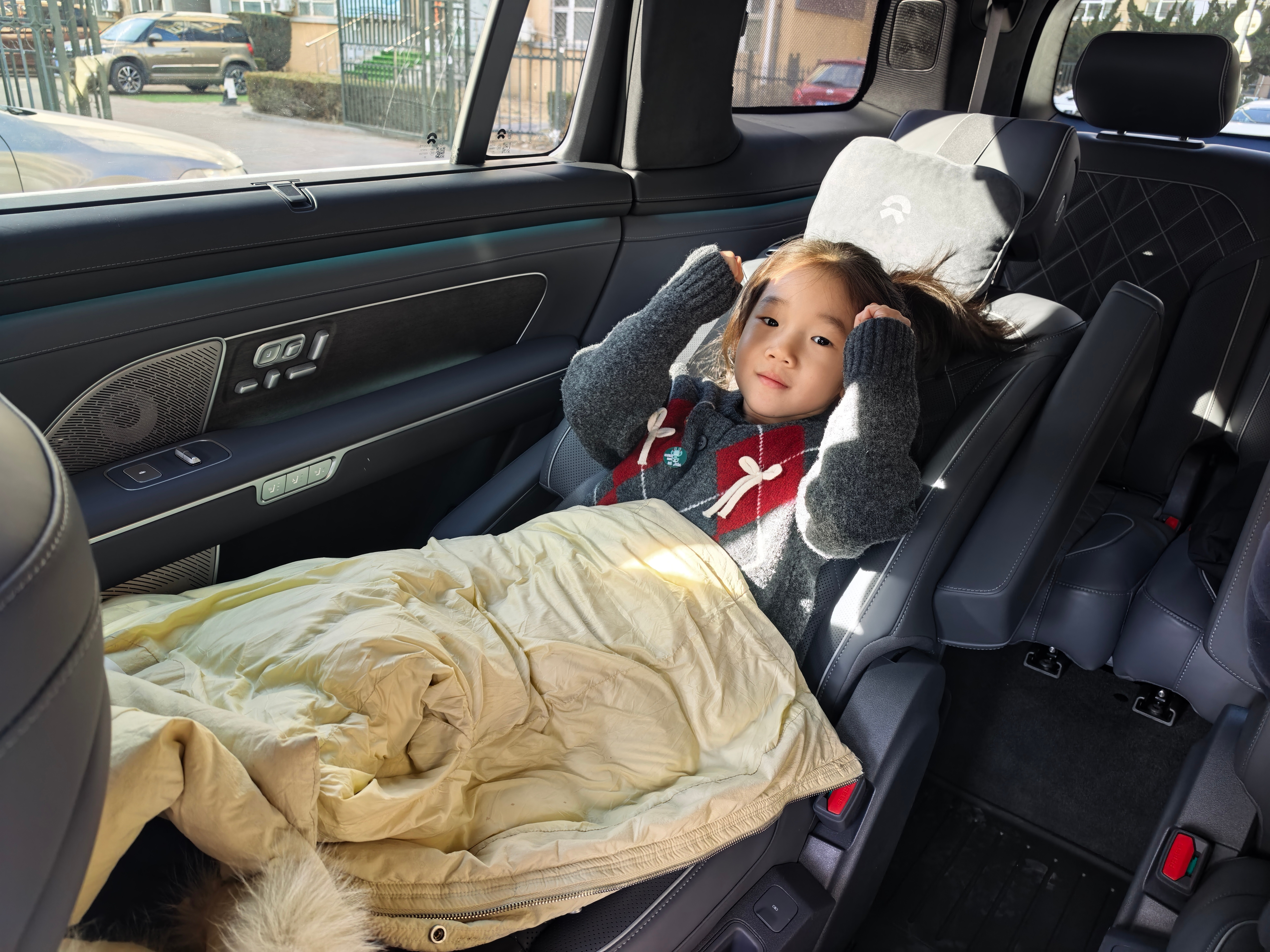 昨天跟朋友聊天他问我喜欢儿子还是姑娘说实话，真的完全一样喜欢虽然妹妹总是治愈我而