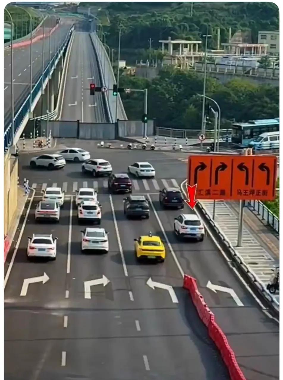 这种转弯道路设计初看挺奇怪，细琢磨下，也是有点奇葩，新手司机还好，老司机容易出事