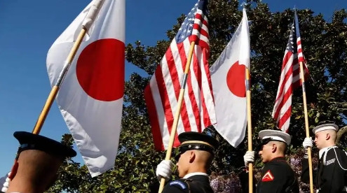 很多人不知道美国人在日本有多猖狂。29日，在日本京都进行集体旅行的13岁中国女