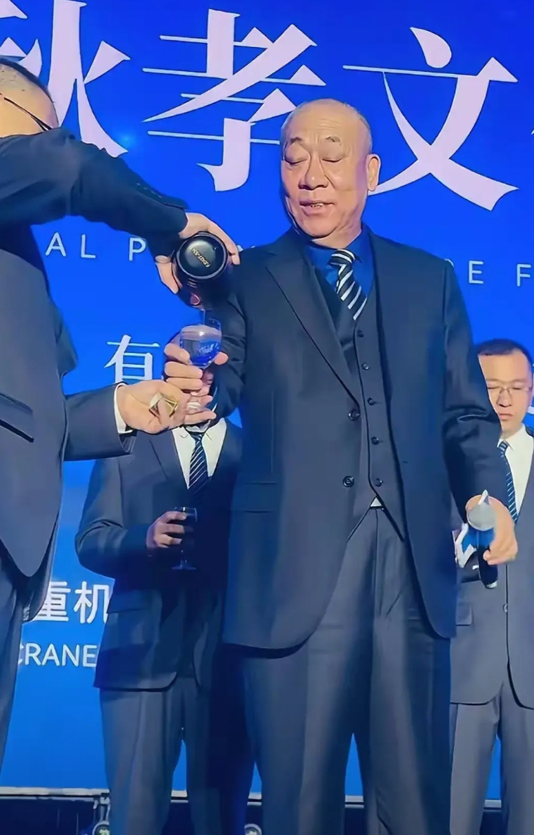 崔培军对汾酒情有独钟。河南矿山机械举办中秋孝文化节，请员工喝的就是汾酒巴拿马20