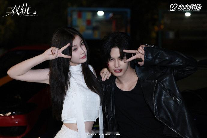 虞书欣何与情侣拍照模版何与嘴角比AK还难压虞书欣何与情侣拍照模版，何与嘴角比