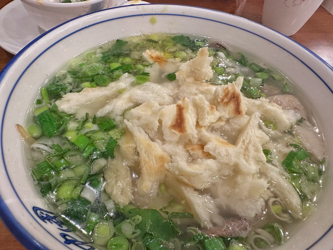 去吃了陕西驻沪办，东西挺正宗，只是后边一个男的殊为可厌，肉夹馍他不要夹肉，稍子面