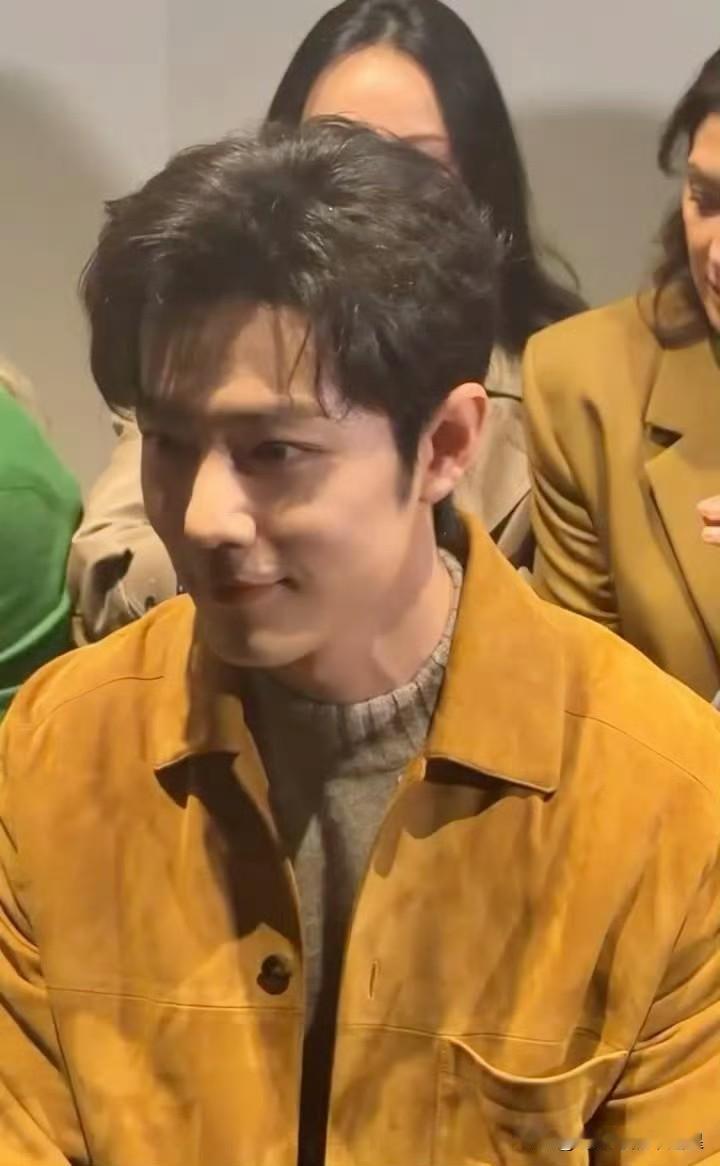 肖战tods直播镜头，内场热火朝天，肖战夯爆了！秀场热到一直擦汗，越出汗皮肤越好