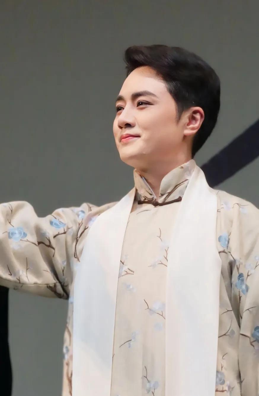 余少群不火，理由很简单，他长得帅，演技好，会唱戏曲，可是他不炒作，不靠脸，也