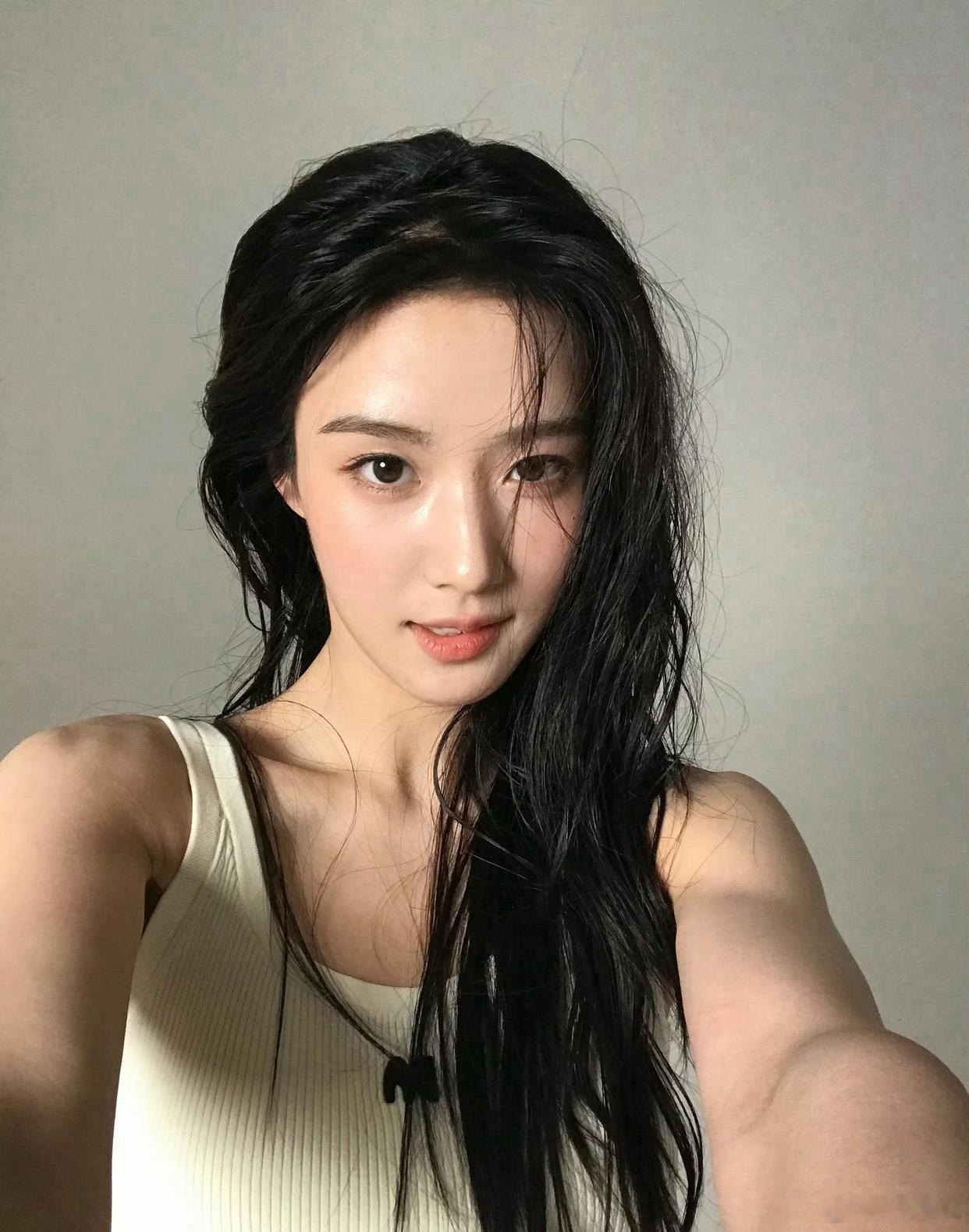 1.张靓颖还跟自己婚礼小伴郎在一起，刚跟朋友一起聚会还被狗仔拍了个正着，她跟前夫