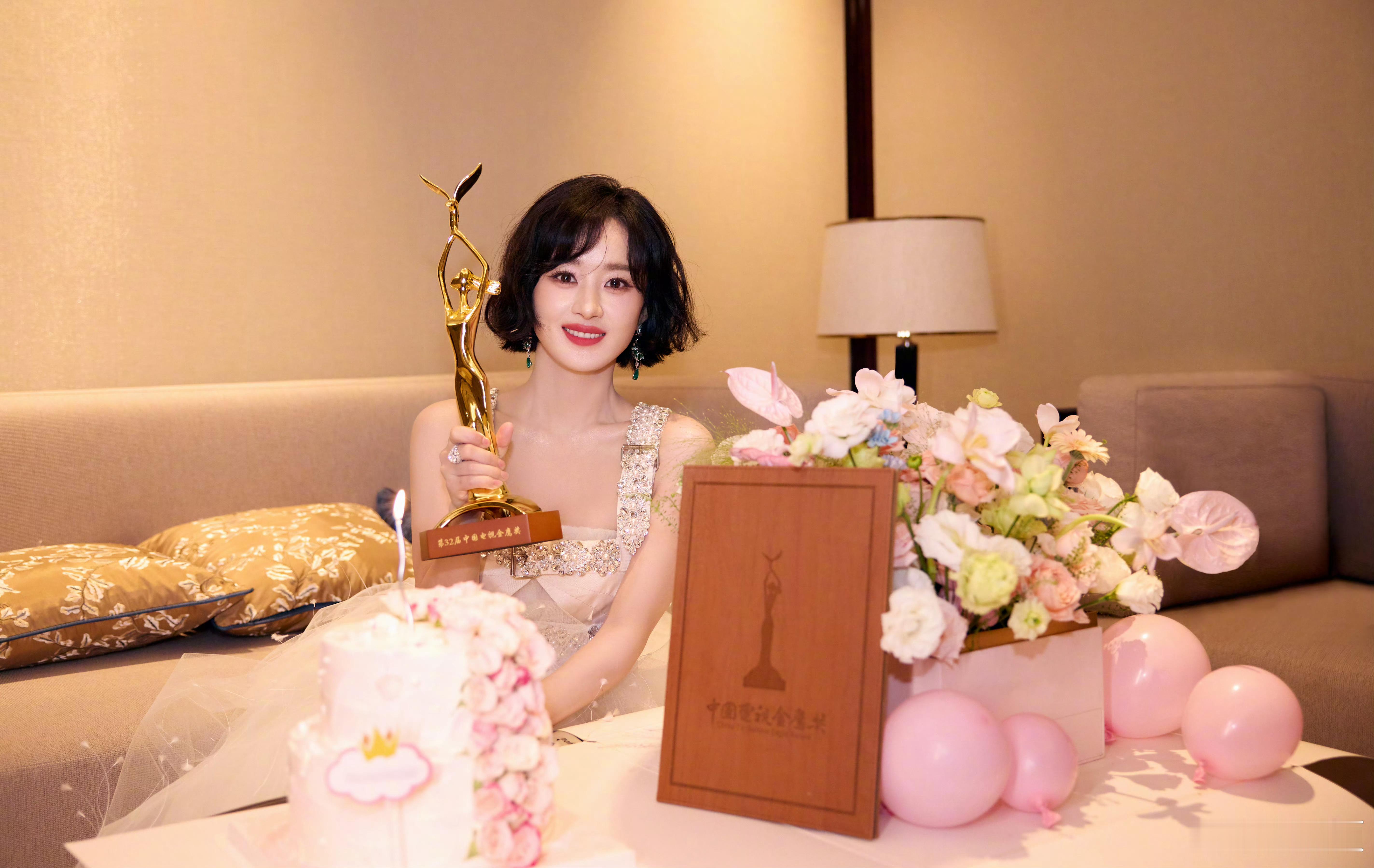 赵丽颖入围金鹰奖最佳女主角候选赵丽颖已经提名过三次金鹰视后，并斩获两个金鹰视后，