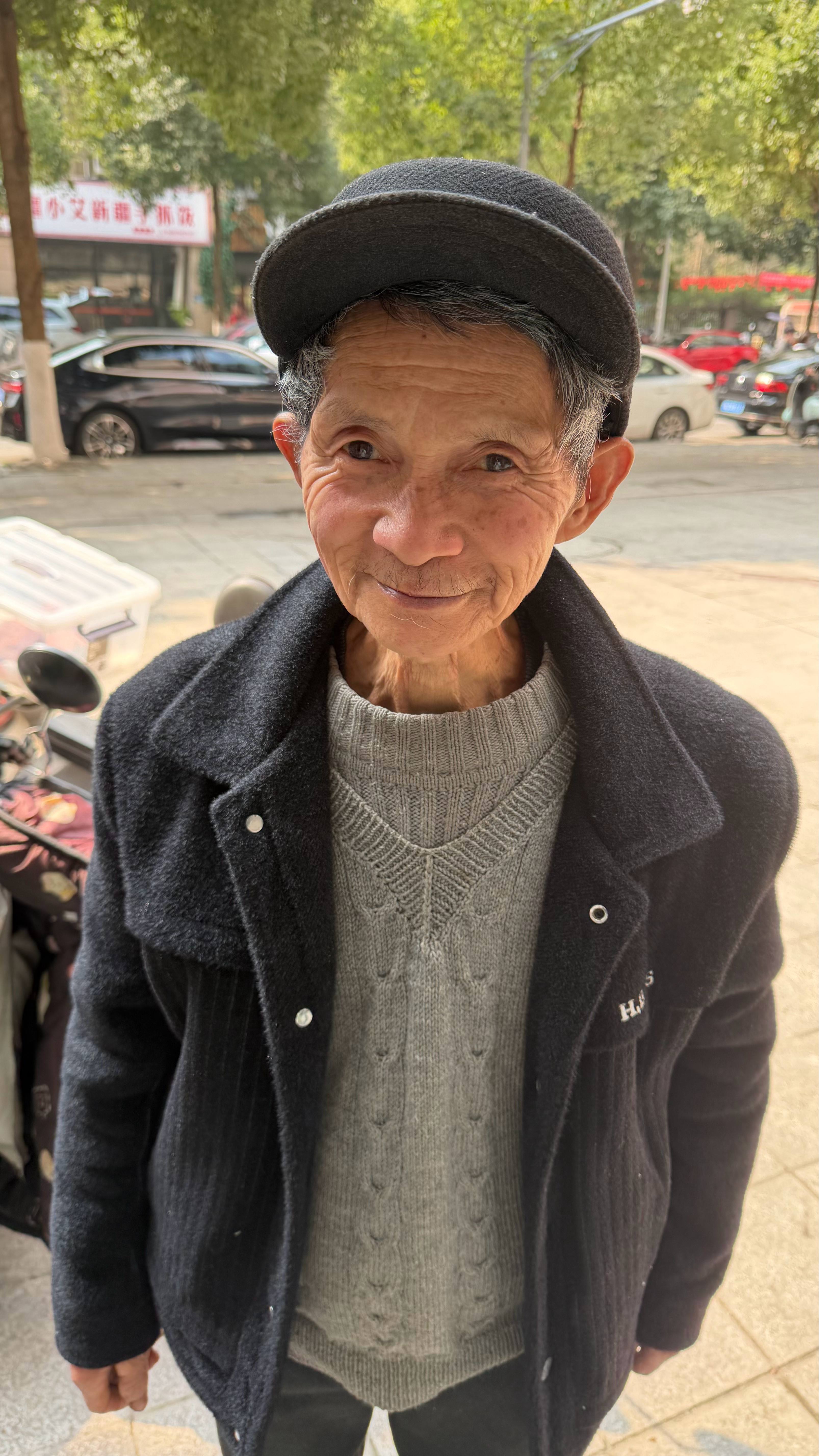 给我笑死了，刚刚有个亲戚来我们这儿来拜年，是我爷爷的哥哥，然后那个爷爷给了我40