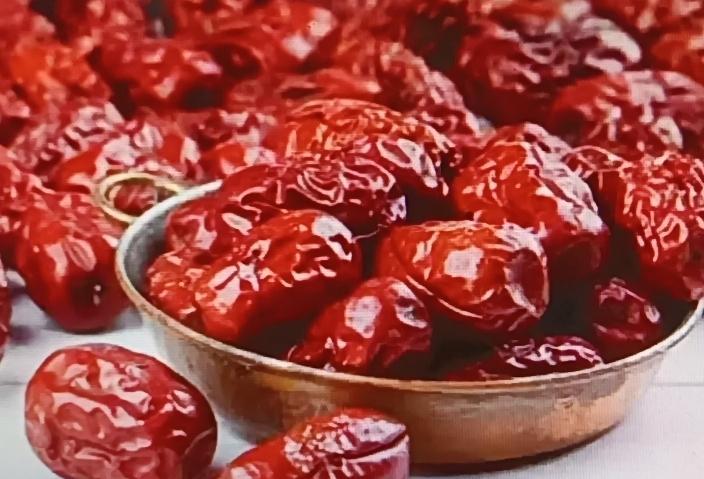 最近网上流传“红枣是胃病催化剂，养胃要远离”，这说法有点绝对了。红枣皮质地坚硬，