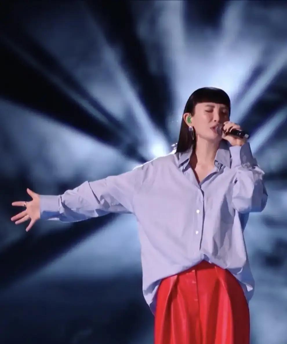 魏如萱，金曲奖歌后，2025年《歌手》第二期就被淘汰了。44岁的年纪，带着光