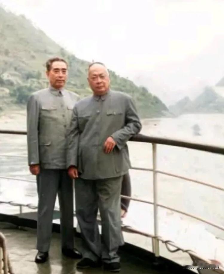 1958年，周总理和陈毅元帅同乘轮船考察三峡，站在甲板上，赏大好河山，壮阔美景，