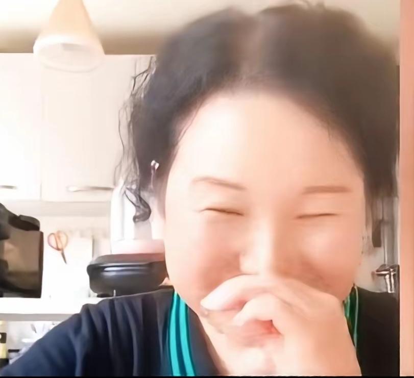 杜新枝的心真大，最近直播谈起自己亲生儿子姚策，竟然还能捂着嘴笑起来？真是佩服佩