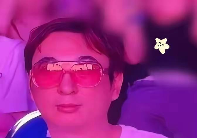 这个地球上让我最看不懂的人，就是王思聪了！快40的人了，居然还跑去新加坡欣赏