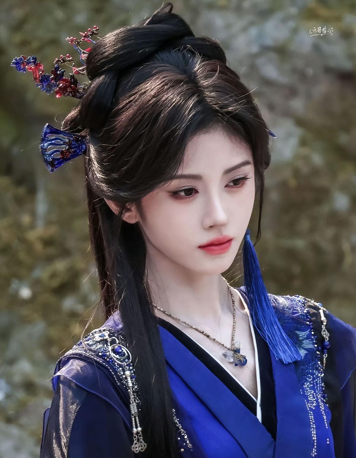 这张真的太美了，感觉每一根发丝都飘动得恰当好处，这一下好有古早剧那种味道，谁来懂