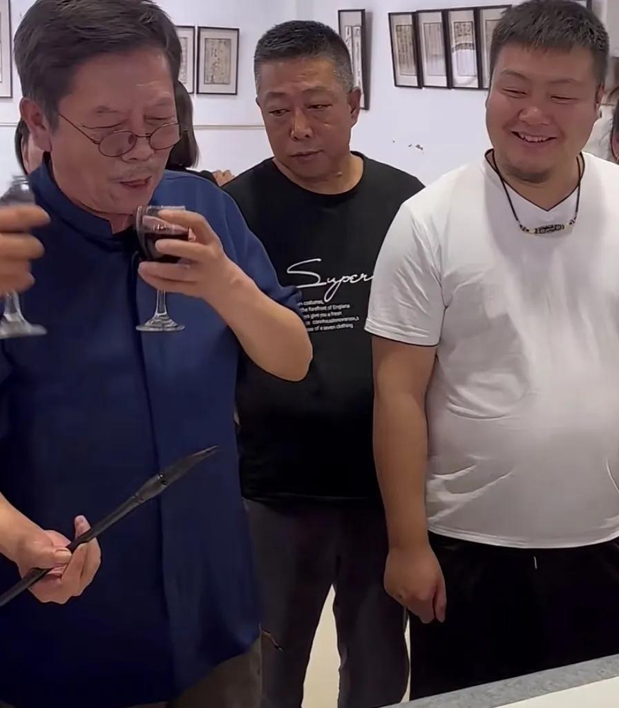擦亮眼睛:书法领域公众人物边喝酒边写字是杂耍行为，与书法无关！作为书法领域的公