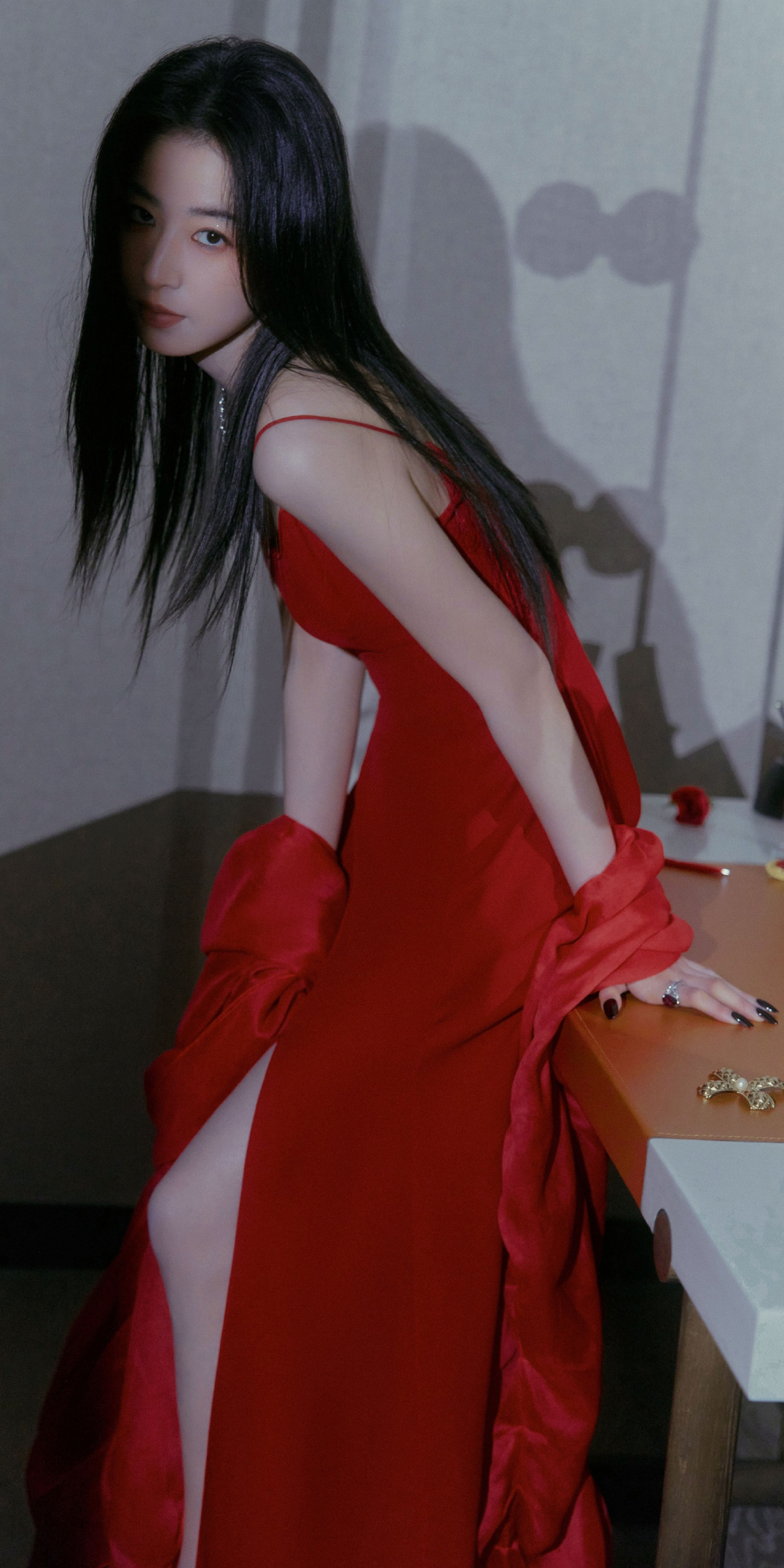 周雨彤穿搭壁纸：邂逅红韵漫溢。周雨彤