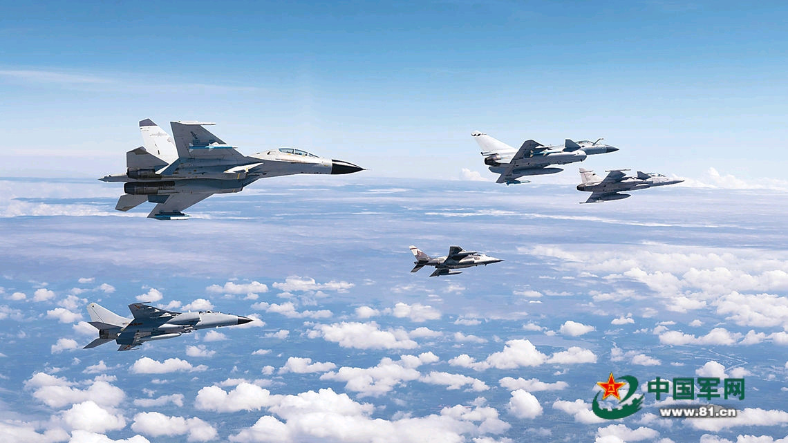 中泰“鹰击-2026”空军联训空对空图为中国空军歼轰-7A、歼-10C，中国海