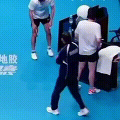 哈哈哈……男德这一块儿王楚钦真是把握的杠杠滴，谁都不要靠近我可是有弹跳力的。[大