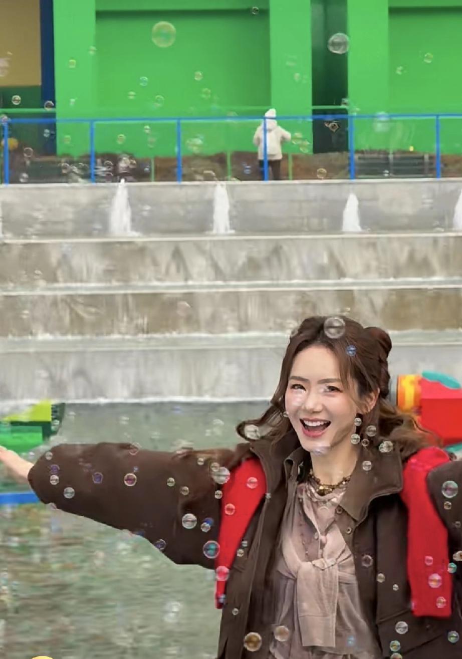 戚薇，整容后遗症出现了!2月1日，戚薇现身上海乐高乐园，路人镜头下的她个子不