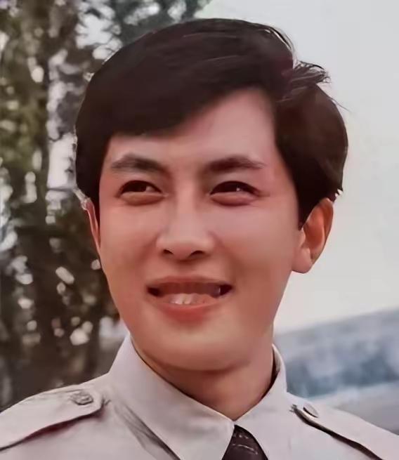 他是曾经第一美男子，他的颜值，气质，演技，都狠狠的压唐国强几条街，他有唐国强没