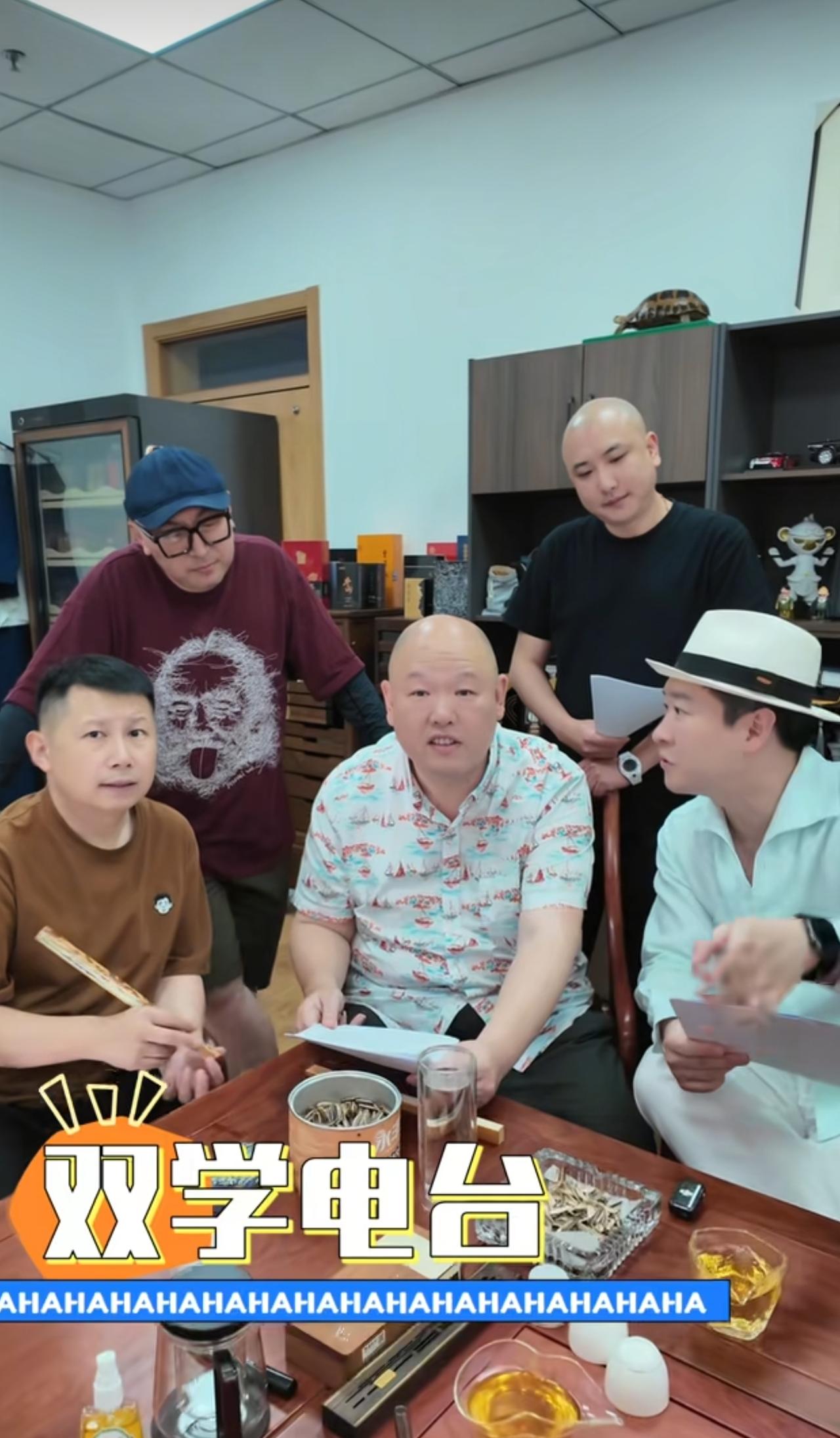 曹云金官正式宣布，真正的金粉嘉年华演出将会放在他直播间举办，还邀请了王玥波、何云