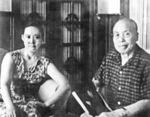 1966年，27岁的胡友松发现生理期没正常来，便问75岁的丈夫李宗仁怎么办。谁料