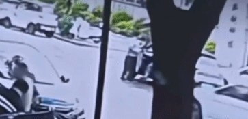 反转了！保安不是正当防卫！图1是被人恶意剪辑了，只看到女子抬腿踢保安的镜