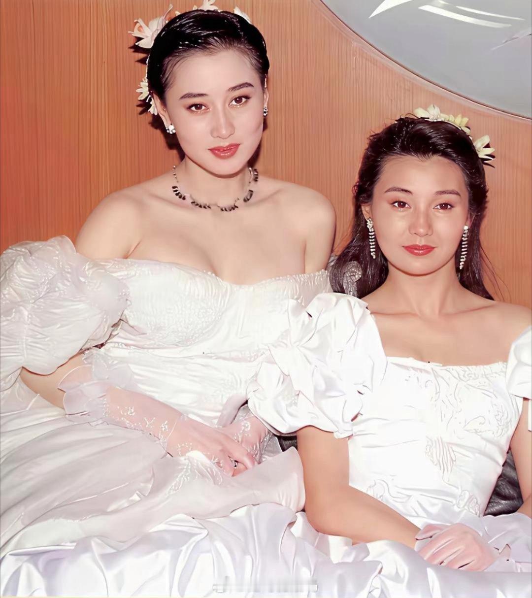 利智的美艳冲击力太绝了。张曼玉站在利智旁边，气场都被压下去一截。 ​