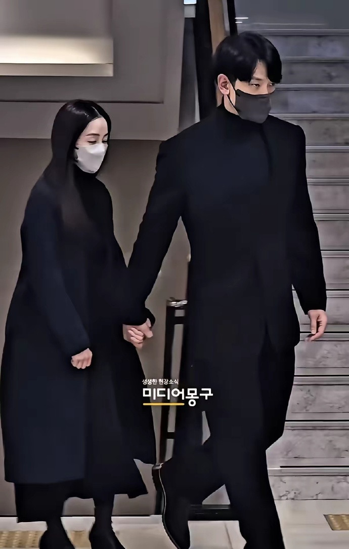 Rain把金泰熙保护得很好，要不是夫妻俩参加安圣基的追悼会，都很少看见金泰熙露面