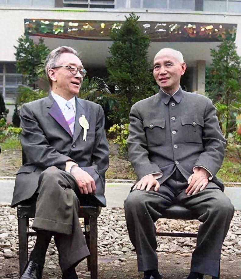 【王小东一世英名被胡适破防了】胡适翘着二郎腿与老蒋交谈,足以让他名声大震,不畏