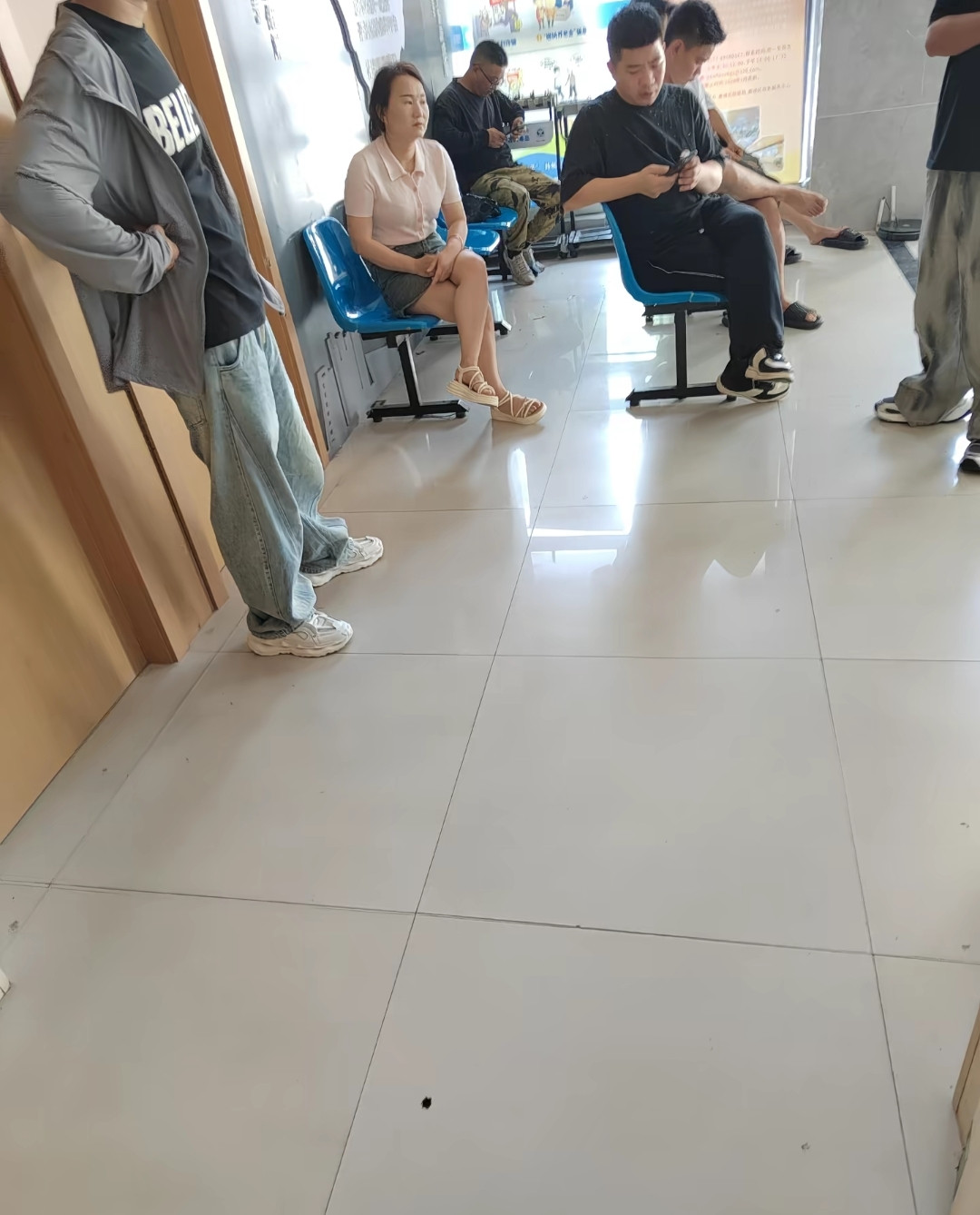 我跟儿子去讨薪，老板冷笑：“你在做梦。”不料，儿子却不生气，反而对老板微微一笑，“那就不要怪我喽！”