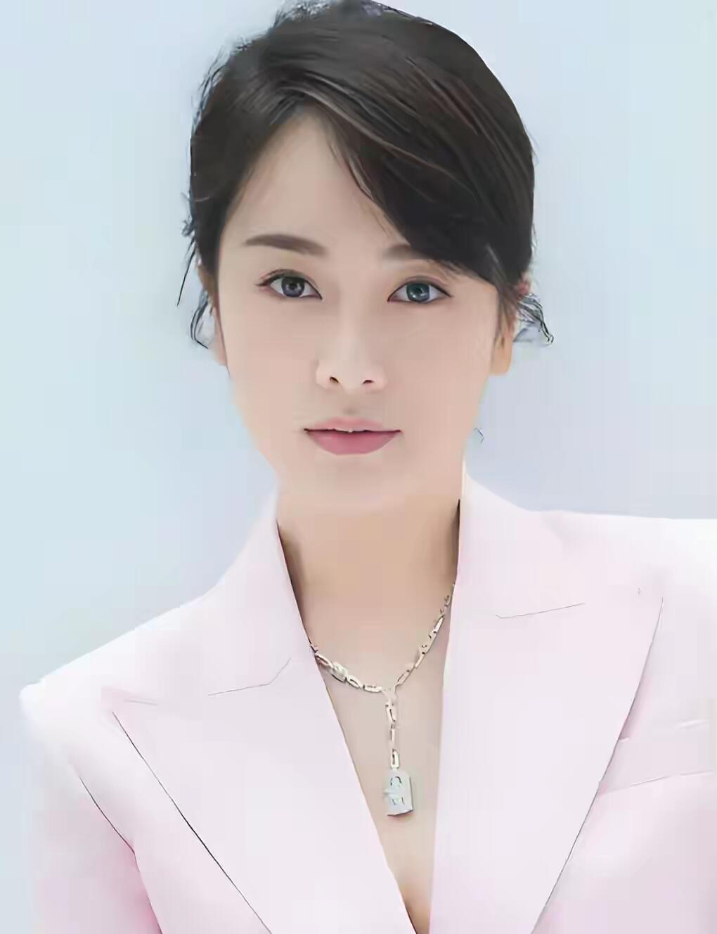左小青不属于第一眼极具冲击力的艳丽美人，是典型越品越有味道的东方耐看型美女，美在