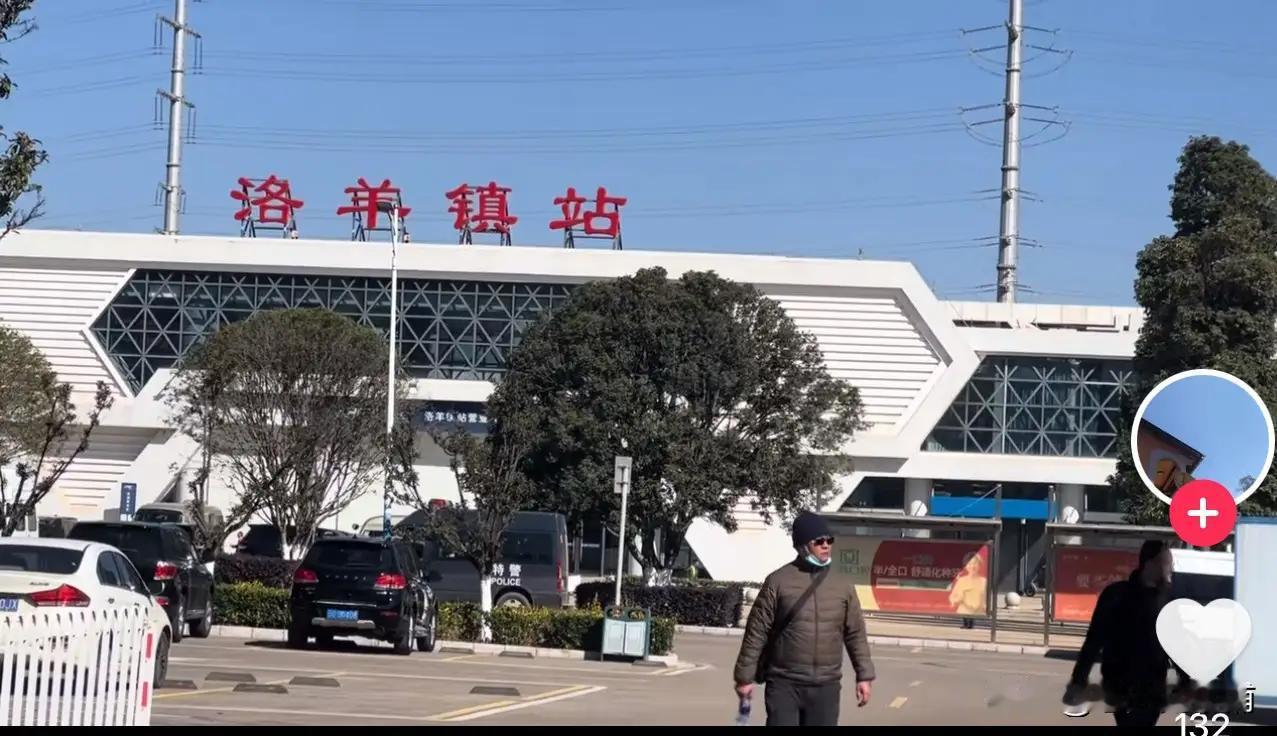 昆明洛羊镇火车站，13名工人今天凌晨换轨，不幸被测试列车碰撞，致11死2伤！看了