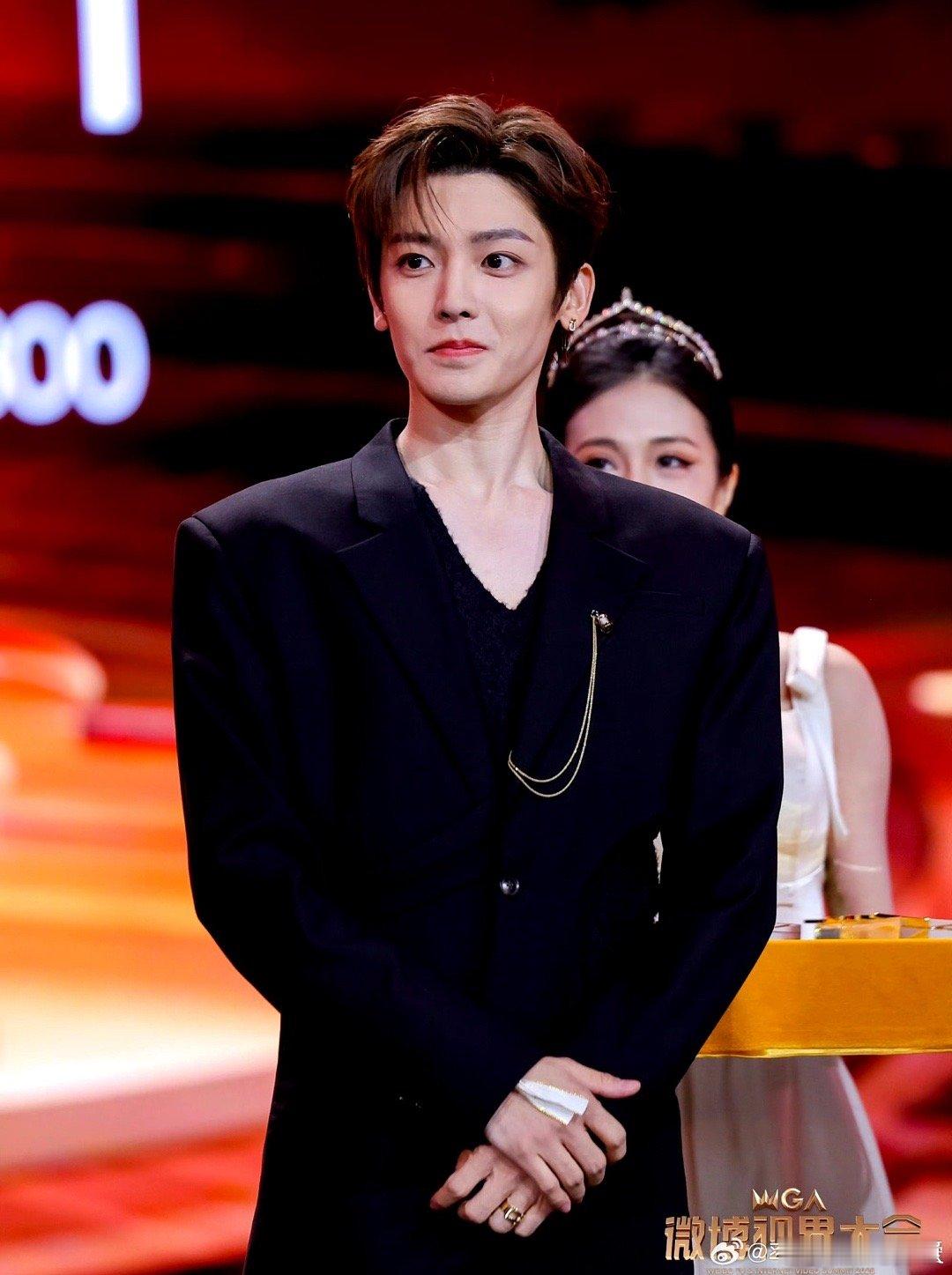 侯明昊获年度青云瞩目演员侯明昊以出色的演技赢得了年度青云瞩目演员奖的荣耀，这是